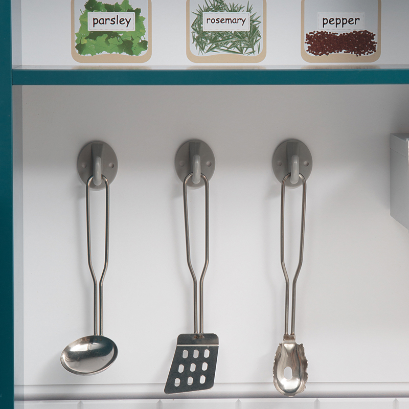 На стенке кухни Игруша TX1191 имеются крючки для кухонных приборов